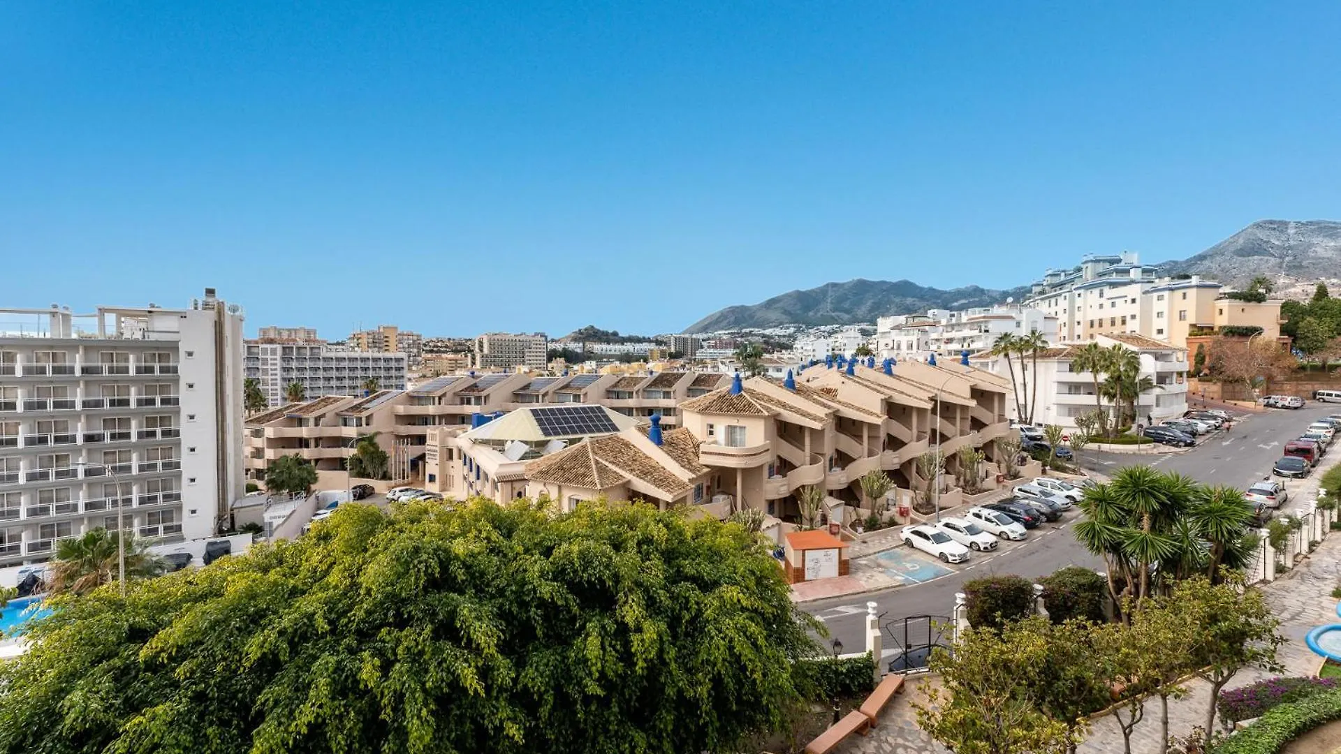 Апартаменты Benalbeach Bliss Seafront Retreat With Balcony Бенальмадена