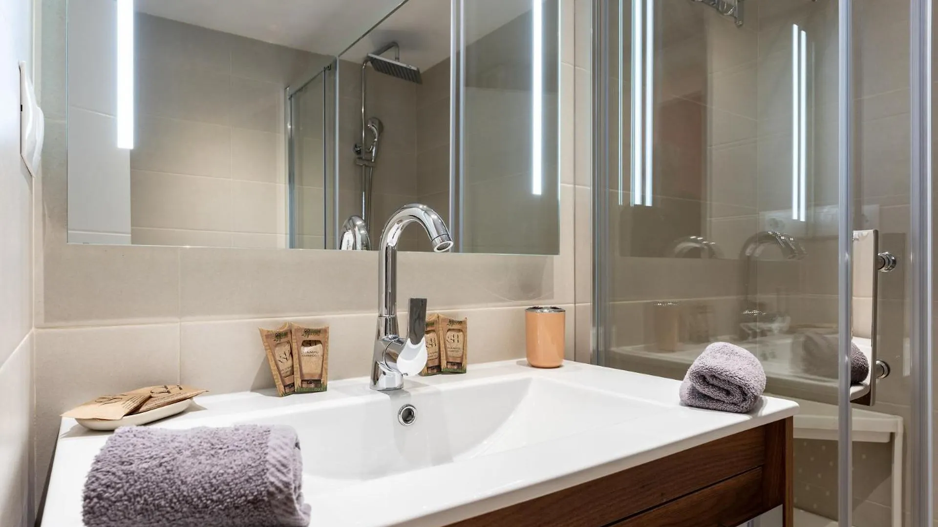 Benalbeach Bliss Seafront Retreat With Balcony Benalmadena Apartment