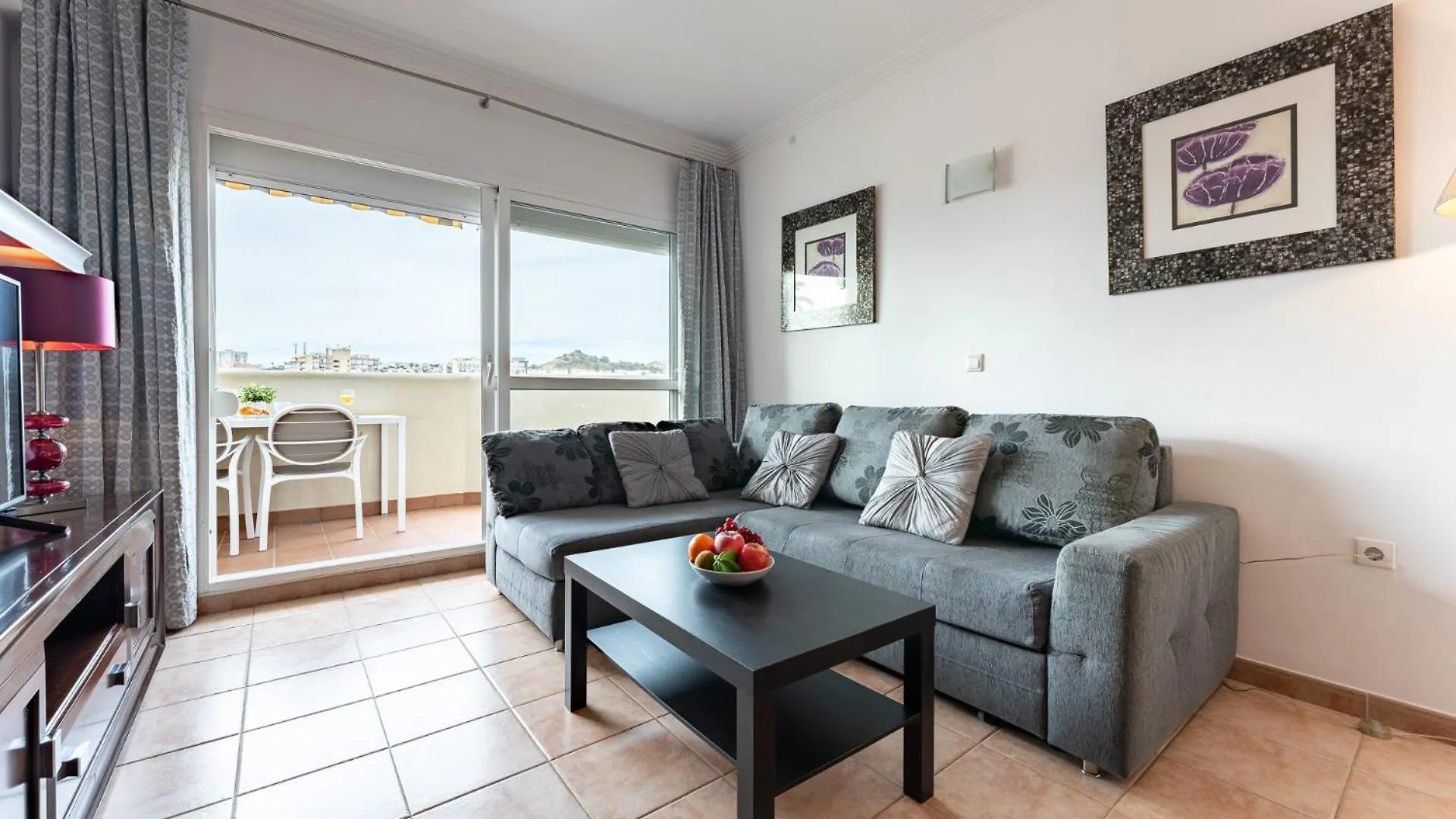 Апартаменты Benalbeach Bliss Seafront Retreat With Balcony Бенальмадена